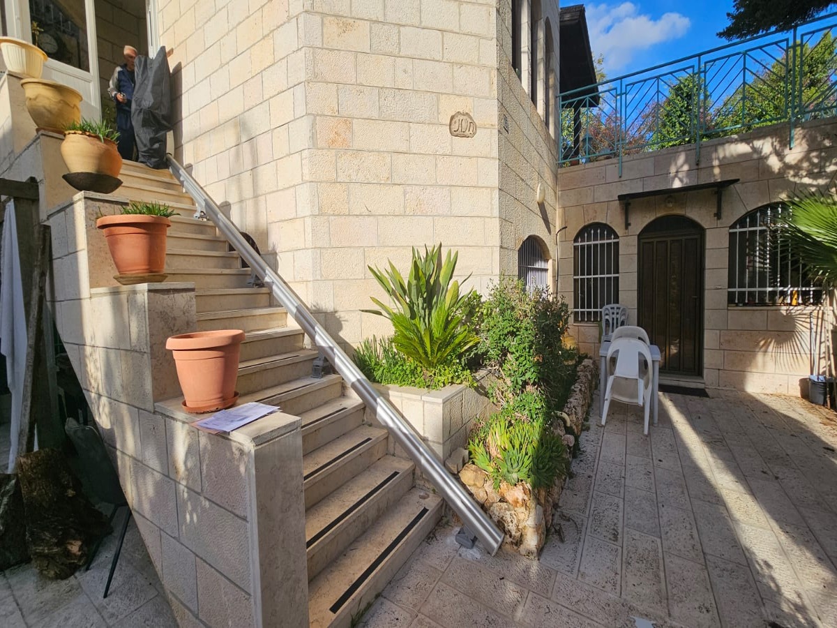 התקנת מעלון כיסא לגרם מדרגות ישר בבית פרטי במבשרת ציון