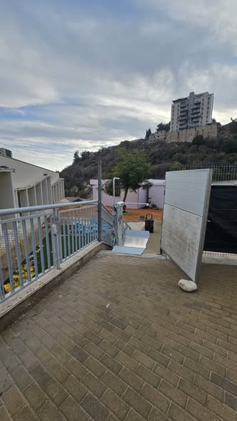 מעלון משטח דגם דלתא באולפנת עמית בצפת