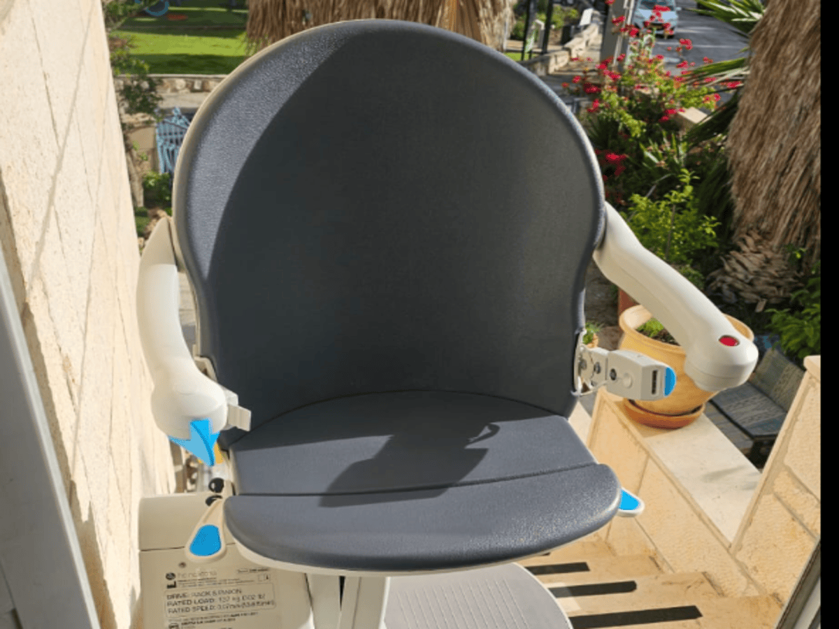 התקנת מעלון כיסא לגרם מדרגות ישר בבית פרטי