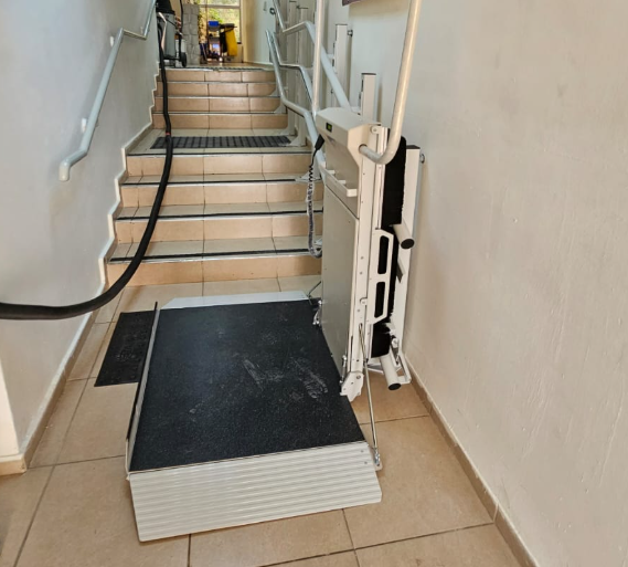 מעלון מדרגות משופע עם משטח בקונסרבטוריון בעכו