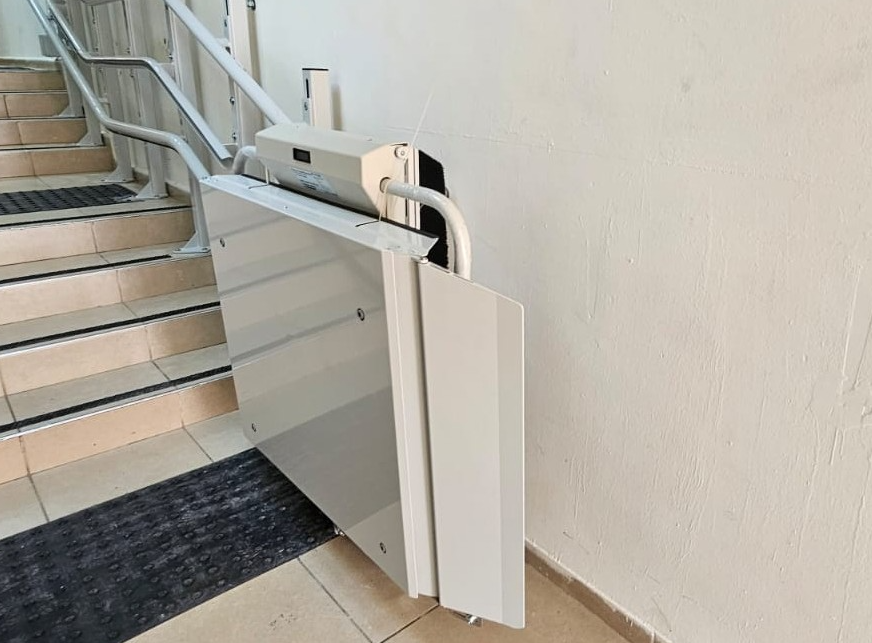 מעלון מדרגות משטח בקונסרבטוריון בעכו