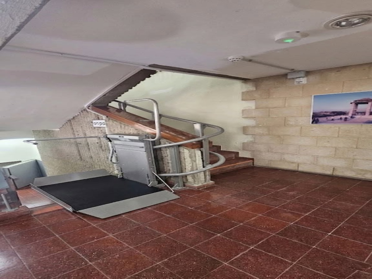 התקנת מעלון משטח אומגה בבית יד לבנים באשקלון